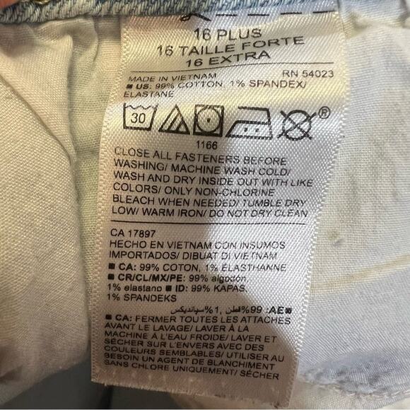 Old Navy Boyfriend Fit Cuffed Light Wash Denim Short size 16W - Picture 5 of 12